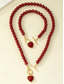 abordables Collar de mujer-Conjunto de collar y pulsera de perlas rojas para mujer con colgante de corazón, diseño de cierre en tono dorado, joyería elegante para regalo de San Valentín, bodas y ocasiones especiales.