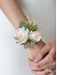 baratos Pulseira Feminina-elegante conjunto de corsage de pulso e boutonniere de rosas brancas – acessórios florais artificiais para casamentos, madrinhas e eventos formais