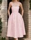 baratos Vestidos de Cocktail-Vestidos Cocktail Jacquard Floral A-Line Sem Mangas Comprimento Tea Costas com Cadarço Com Vestido Derby de Cor Sólida Com Detalhes Franzidos Vestido de Dia da Corrida Vestido Convidada de Casamento
