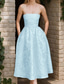 baratos Vestidos de Cocktail-Vestidos Cocktail Jacquard Floral A-Line Sem Mangas Comprimento Tea Costas com Cadarço Com Vestido Derby de Cor Sólida Com Detalhes Franzidos Vestido de Dia da Corrida Vestido Convidada de Casamento