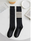 ieftine Șosete de damă-șosete de damă cu dungi asimetrice până la genunchi - șosete sport din bumbac peste gambe pentru uniformă școlară pentru studenți, absolvire, majorete și ținute de zi cu zi