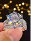 voordelige Dames ringen-Luxe verzilverde damesring met grote ronde geslepen zirkonia en pavé kristaldetails - elegante statement sieraden voor feesten en formele gelegenheden