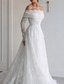 abordables Robes de Mariée-Robe de mariée de plage en dentelle Chantilly florale élégante à épaules nues Robes de mariage bohème A-Ligne à manches longues traîne de chapelle avec ourlets festonnés et ceinture en satin