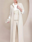 ieftine Costumele cu pantaloni ale mamei-Pantaloni Costum de 3 bucăți Lungime Podea Rochie Mama Miresei Lungime Manșon 3/4 Scoateți gâtul Elegant Oficial Invitat la nunta Dantelă Țesătură întinsă Șal Inclus cu Aplică