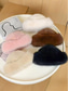 お買い得  レディース帽子-女性用のフェイクファーの冬用ベレー帽、柔らかくふわふわした暖かいヴィンテージスタイルのキャップ、クリスマスの服装や寒い天候に最適なエレガントなマルチカラーのビーニー