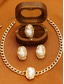 economico Collana da donna-set di gioielli da donna in oro e perle per feste: collana a catena spessa, orecchini vistosi, bracciale e anello, eleganti accessori in stile barocco per la sera &amp;eventi formali