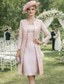preiswerte Mamas Kleidersets-Zweiteilig Schlauchkleid Knielang Kleid für Hochzeitsgäste Brautmutterkleid Ärmellos Rundausschnitt Elegant Übergröße Hochzeitsgast Kirche Satin Spitze Mit Schal Jackenkleider mit Applikationen