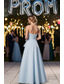 preiswerte Lange Kleider &amp; Abendkleider-A-Linie Bodenlang Kleid für Hochzeitsgäste Abendkleid Abiballkleider Elegant Ärmellos Trägerlos Abschlussball Formell Satin mit Schleife(n)