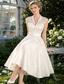 baratos Vestidos de Cocktail-Linha A Até os Joelhos Vestidos de cocktail Vestidos de festa Anos 50 quente Branco Sem Manga Decote V Dia Dos Namorados Convidado do casamento Tule com Faixa / Fita