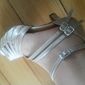 goldene Riemchen-Tanzschuhe mit hohem Absatz und Fesselriemchen für Damen – elegantes Schuhwerk für Gesellschafts- oder lateinamerikanische Performances