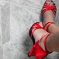 chaussures de danse latine en satin rouge pour femmes – talons à lanières avec semelle en daim pour la salsa et la performance