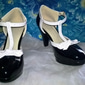 Escarpins à talons hauts en cuir verni noir pour femmes avec bordure blanche et décoration en nœud papillon - style rétro classique pour les occasions spéciales