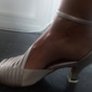 goldene Riemchen-Tanzschuhe mit hohem Absatz und Fesselriemchen für Damen – elegantes Schuhwerk für Gesellschafts- oder lateinamerikanische Performances