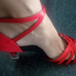 Rote Latein-Tanzschuhe aus Satin für Damen – Riemchen-Ballsaal-Pumps mit Wildledersohle für Salsa & Performance