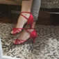 chaussures de danse latine en satin rouge pour femmes – talons à lanières avec semelle en daim pour la salsa et la performance