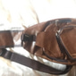 Bolso bandolera de piel marrón con múltiples bolsillos con cremallera para hombre.