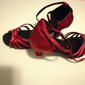 chaussures de danse latine en satin rouge pour femmes – talons à lanières avec semelle en daim pour la salsa et la performance