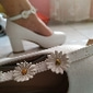 flickor med vit klänning med klackskor med daisy flower ankelrem - söta formella Mary Jane pumps för speciella tillfällen