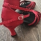 chaussures de danse latine en satin rouge pour femmes – talons à lanières avec semelle en daim pour la salsa et la performance
