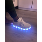 Baskets lumineuses LED pour garçons et filles avec chargement USB pour les fêtes et les activités nocturnes.