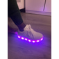 Baskets lumineuses LED pour garçons et filles avec chargement USB pour les fêtes et les activités nocturnes.