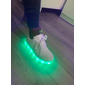 Baskets lumineuses LED pour garçons et filles avec chargement USB pour les fêtes et les activités nocturnes.
