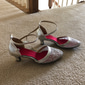 chaussures de danse en maille argentée pour femmes – talons bas pour salle de bal latine avec bride à la cheville pour mariages et événements spéciaux