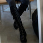 Botas negras de mujer con plataforma hasta la rodilla, cordones, tacones gruesos y detalle de hebilla: estilo gótico o punk para otoño e invierno