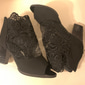 Schwarze High Heel-Sandalen für Damen mit Spitzendetails und offener Spitze für elegante und formelle Kleidung