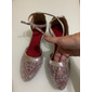 chaussures de danse en maille argentée pour femmes – talons bas pour salle de bal latine avec bride à la cheville pour mariages et événements spéciaux