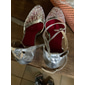 chaussures de danse en maille argentée pour femmes – talons bas pour salle de bal latine avec bride à la cheville pour mariages et événements spéciaux