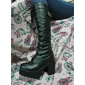 Botas negras de mujer con plataforma hasta la rodilla, cordones, tacones gruesos y detalle de hebilla: estilo gótico o punk para otoño e invierno