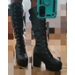 Botas negras de mujer con plataforma hasta la rodilla, cordones, tacones gruesos y detalle de hebilla: estilo gótico o punk para otoño e invierno