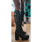 Botas negras de mujer con plataforma hasta la rodilla, cordones, tacones gruesos y detalle de hebilla: estilo gótico o punk para otoño e invierno