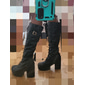 Botas negras de mujer con plataforma hasta la rodilla, cordones, tacones gruesos y detalle de hebilla: estilo gótico o punk para otoño e invierno