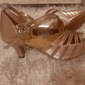 goldene Riemchen-Tanzschuhe mit hohem Absatz und Fesselriemchen für Damen – elegantes Schuhwerk für Gesellschafts- oder lateinamerikanische Performances