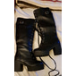 Botas negras de mujer con plataforma hasta la rodilla, cordones, tacones gruesos y detalle de hebilla: estilo gótico o punk para otoño e invierno