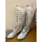 bottes à lacets blanches pour femmes de style victorien avec détails en dentelle et talons mi-hauts pour une tenue élégante et vintage