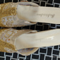 mules à talons épais en dentelle dorée pailletée pour femmes – sandales élégantes à bout ouvert pour les fêtes et les soirées