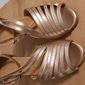 goldene Riemchen-Tanzschuhe mit hohem Absatz und Fesselriemchen für Damen – elegantes Schuhwerk für Gesellschafts- oder lateinamerikanische Performances