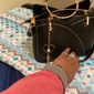 marineblaue und rosa Handtasche für Damen mit Herzquastenanhänger – elegante Umhängetasche und Tragetasche aus Kunstleder für den täglichen Gebrauch