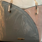 marineblaue und rosa Handtasche für Damen mit Herzquastenanhänger – elegante Umhängetasche und Tragetasche aus Kunstleder für den täglichen Gebrauch