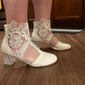 weiße Damen-Stiefeletten aus Spitze mit transparentem Blockabsatz – perfekt für Hochzeiten und besondere Anlässe