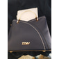 marineblaue und rosa Handtasche für Damen mit Herzquastenanhänger – elegante Umhängetasche und Tragetasche aus Kunstleder für den täglichen Gebrauch