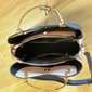 sac à main bleu marine et rose pour femme avec breloque pompon en forme de cœur – élégant sac à bandoulière et fourre-tout en similicuir pour un usage quotidien
