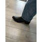 Botas vaqueras clásicas de piel sintética marrón para hombre: patrón en relieve, punta puntiaguda y tacón medio para rodeo, rancho y uso informal