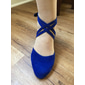 Chaussures de danse latine en daim bleu roi pour femmes – talons fermés avec brides croisées pour la salsa, la danse de salon et la performance