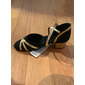 chaussures de danse latine noires et dorées pour femmes – design à lanières avec talons bas et semelle en daim pour la performance