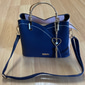 sac à main bleu marine et rose pour femme avec breloque pompon en forme de cœur – élégant sac à bandoulière et fourre-tout en similicuir pour un usage quotidien