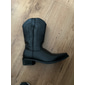 Botas vaqueras clásicas de piel sintética marrón para hombre: patrón en relieve, punta puntiaguda y tacón medio para rodeo, rancho y uso informal